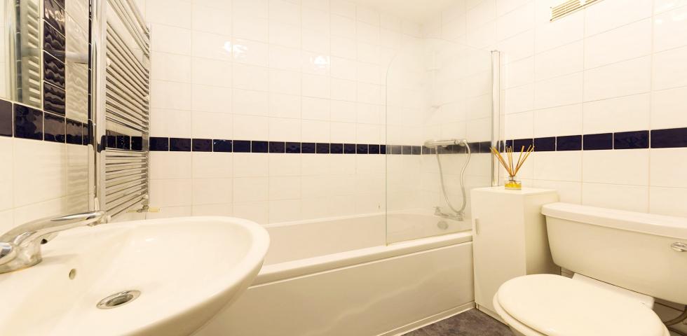			PRIVATE GARDEN, 3 Bedroom, 1 bath, 1 reception Flat			 North End Road , GOLDERS GREEN